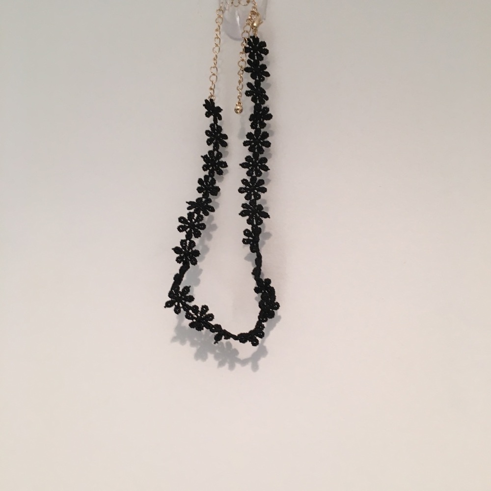 ✨Black Daisy Chocker With Gold Chain✨